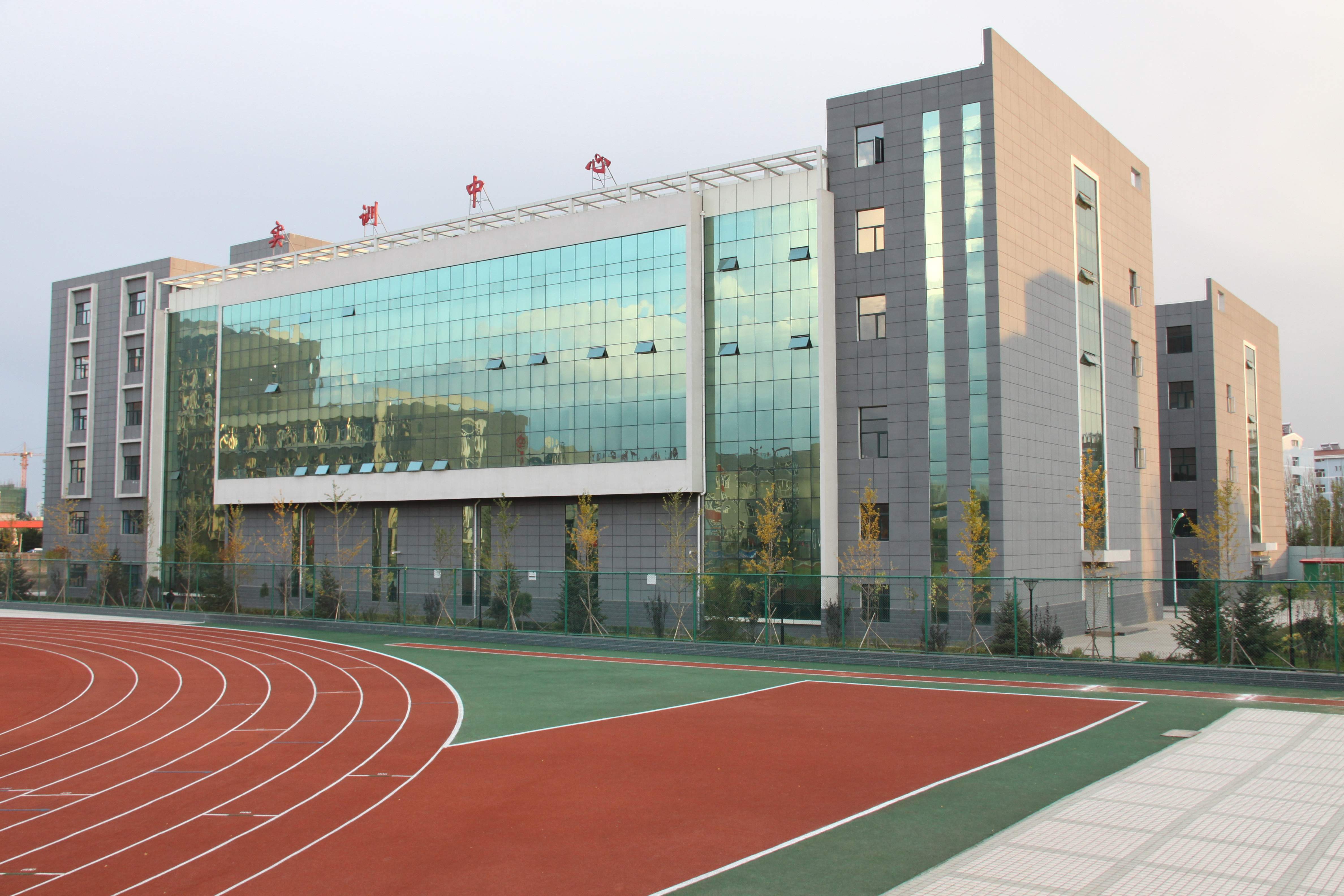 3举行运动会，师生同场竞技，展现青春风采